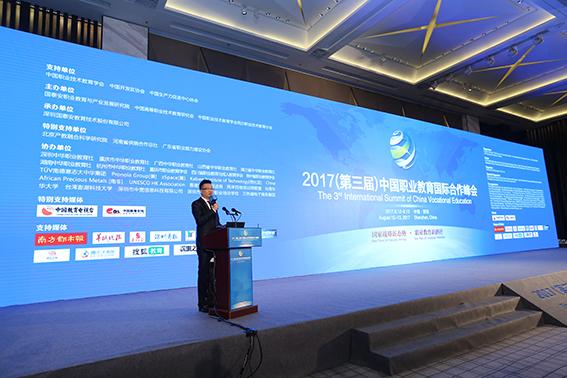 2025正版免费资料,探索未来教育，正版免费资料的机遇与挑战