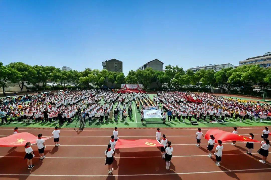 2025年正版资料免费大全挂牌,探索未来教育之路，2025年正版资料免费大全挂牌